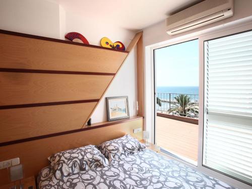 1 dormitorio con cama y ventana grande en Sitges Views, en Sitges