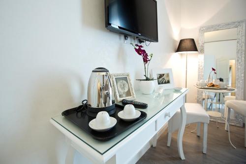 a white table with a blender on top of it at Rome Key Home in Rome