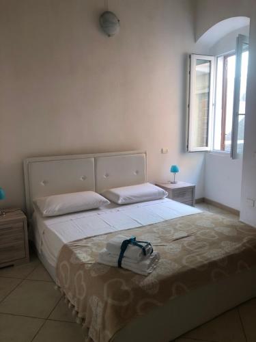 sypialnia z łóżkiem z ręcznikiem w obiekcie Casa Francesca w mieście Carloforte