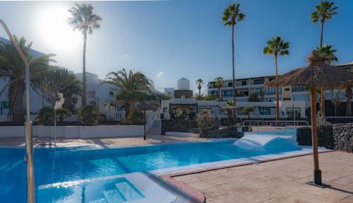 Bazén v ubytování Luxury estudio en Playa Roca a primera linea del mar nebo v jeho okolí