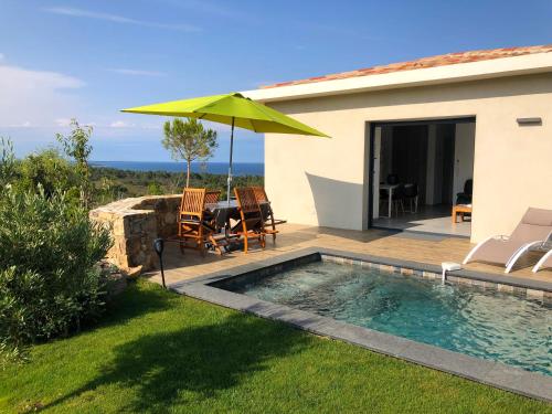 Swimmingpoolen hos eller tæt på Villa Machja Solenzara