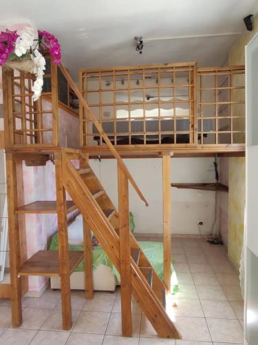 - łóżko piętrowe ze schodami w pokoju w obiekcie La casina di Anna w mieście Vecchiano