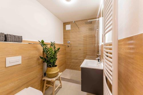 a bathroom with a toilet and a sink and a shower at Apartment Elbkiez - Wohnen zwischen Elbe & Altstadt, stilvoll mit Balkon! in Dresden