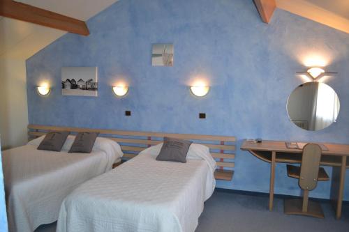 Postel nebo postele na pokoji v ubytování Noemys Gradignan - ex Cit'Hotel Le Chalet Lyrique