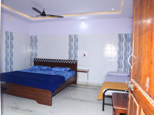 una camera con letto e ventilatore a soffitto di Ushodaya Resorts a Araku