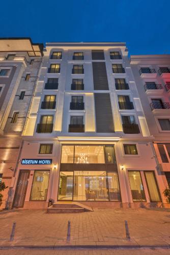 un grande edificio bianco con molte finestre di Bisetun Hotel a Istanbul