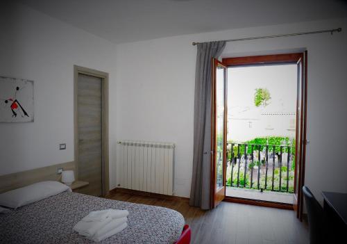 1 dormitorio con cama y ventana grande en Angelo Lifestyle, en Bagnoli Irpino