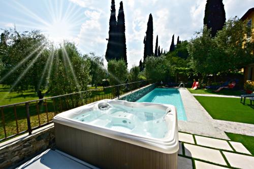 a bath tub sitting next to a swimming pool at Il Portichetto in Perledo