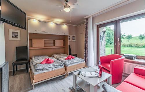 - une chambre avec un lit et un salon dans l'établissement Amazing Apartment In Friedrichskoog With Kitchen, à Friedrichskoog