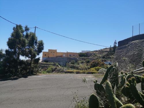 a parking lot with a building on a hill at GREEN VILLAGE. TONY FRÍAS. in Fasnia