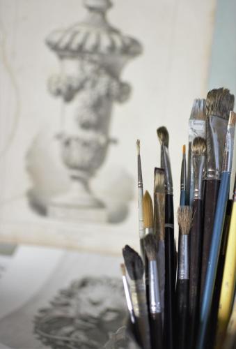 a bunch of brushes are in a holder at Castelnau in Colmar