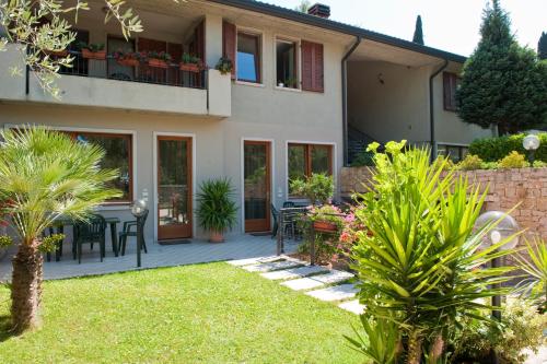 a house with a patio with a table and chairs at Casa Facchinetti Blue apartment in Malcesine