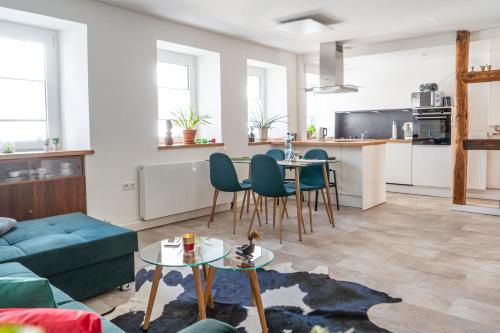 un soggiorno con divano e tavolo di Moderne Altstadt-Ferienwohnung a Hammelburg