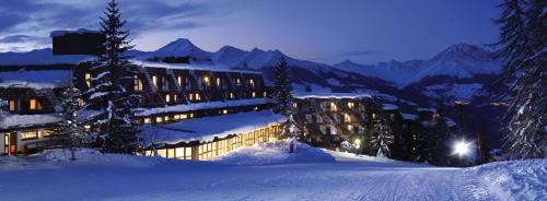 hotel w śniegu w nocy z górami w obiekcie Monolocale sulle piste w mieście Pila