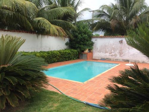 einen Pool im Hof eines Hauses in der Unterkunft Pousada Lele do Pero in Cabo Frio