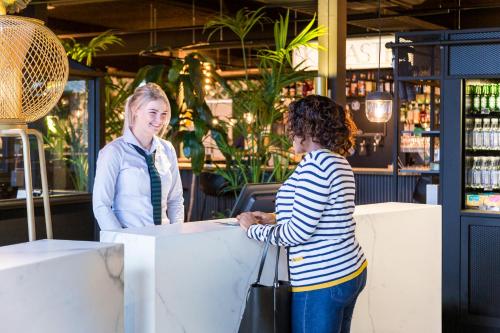 Deux femmes au comptoir dans un bar dans l'établissement ibis Styles Amsterdam Airport, à Schiphol