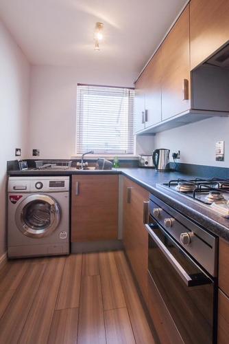 Η κουζίνα ή μικρή κουζίνα στο 2 Bed Blackburn Village Apt With Wifi & Parking