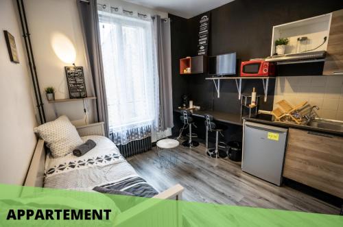 a small apartment with a bed and a kitchen at Les Apparts de Blossac Poitiers in Poitiers
