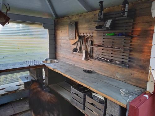 eine Katze neben einem Holztisch in einer Küche in der Unterkunft Kesäranta in Tynkä
