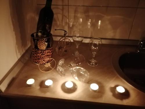 een bar met kaarsen, wijnglazen en een fles bij Uzicki-konaci in Užice