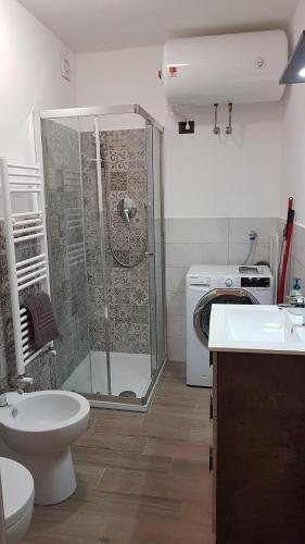 uma casa de banho com um chuveiro, um WC e um lavatório. em Monolocale Sauze d'Oulx em Sauze dʼOulx