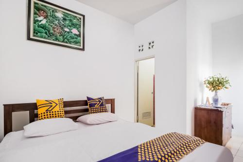 Un pat sau paturi într-o cameră la SPOT ON 2488 Villa Tirta Melati Syariah