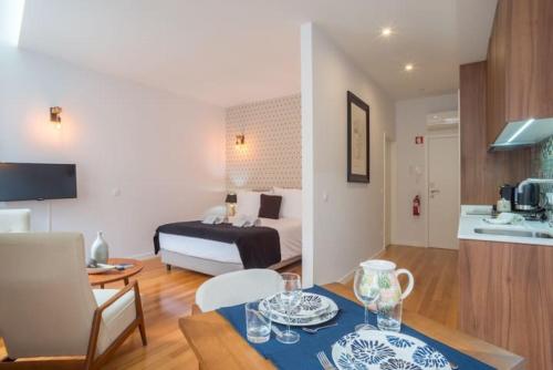 a room with a bed and a table in a room at TMH Torrinha in Porto