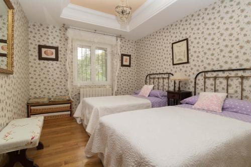 1 dormitorio con 2 camas y ventana en Villa en Rioja-Alavesa Juncalvera 
