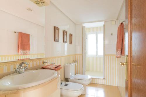 een badkamer met een wastafel en een toilet bij Villa en Rioja-Alavesa Juncalvera 