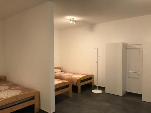 Cette chambre comprend 2 lits et un miroir. dans l'établissement Monteurwohnung 2, à Ingelheim-sur-le-Rhin