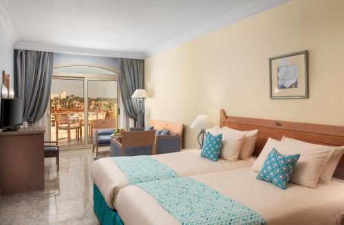 pokój hotelowy z łóżkiem i salonem w obiekcie Royal Lagoons Resort & Aqua Park Families and Couples Only w mieście Hurghada