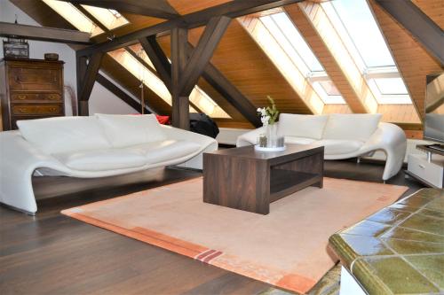 a living room with two white couches and a coffee table at Penthouse Himmelreich großzügige Maisonette auf 152 qm mit Klima & Kamin in Senftenberg