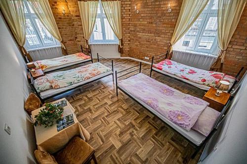 a room with three beds and two windows at apartament Rynek in Leśna