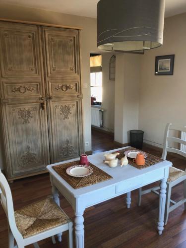 a white table and chairs in a room at Le Petit Chapitre : Maison de charme in Fosses-La-Ville