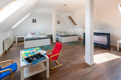 イヘンハウゼンにあるFerienwohnung Big Familyのベッド2台、テーブル、椅子が備わる客室です。
