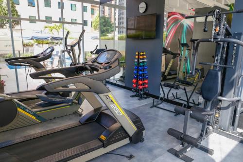 a gym with cardio equipment and a treadmill at Flat INCRIVEL na Vila Olimpia in Sao Paulo