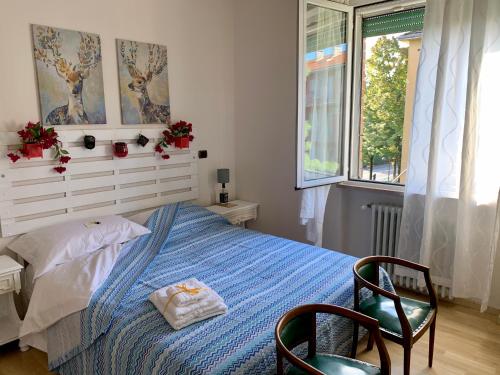 
A bed or beds in a room at “Le case di Paglia a Parma“
