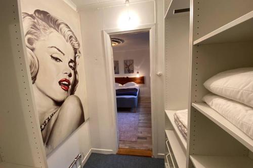 una habitación con una foto de una mujer en la pared en Apartment Delux Vaggeryd near nature, en Vaggeryd