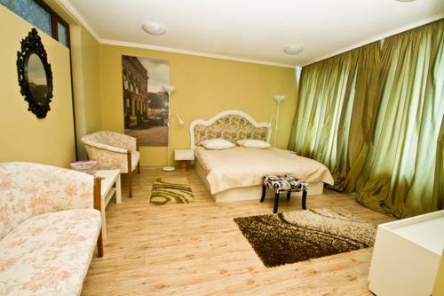Ένα ή περισσότερα κρεβάτια σε δωμάτιο στο Pensiunea Un Baiat si o Fata