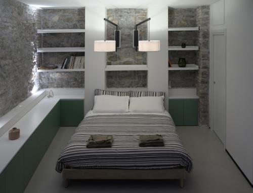 A bed or beds in a room at Loft Garibaldi, garage privato!