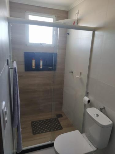 a small bathroom with a shower with a toilet at apartamento duplex Arraial do Cabo VISTA PARA MAR in Arraial do Cabo