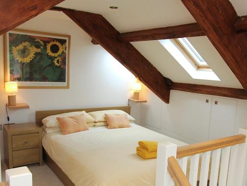 Wonderfully Scenic and Comfortable Dales Mill Property في West Burton: غرفة نوم مع سرير مع وسادتين
