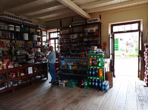 Pasar raya atau kedai lain di rumah tamu ini atau berdekatan