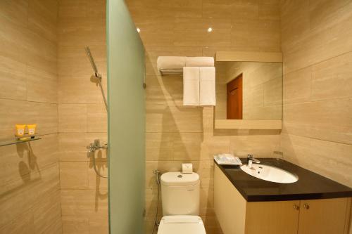 A bathroom at KHAS Ombilin Hotel