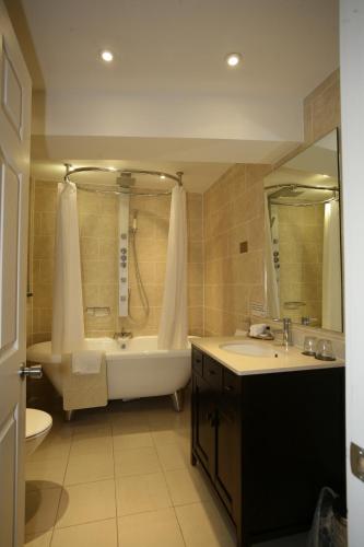 Un baño de The Legacy Rose & Crown Hotel