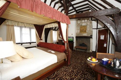 Postel nebo postele na pokoji v ubytování The Legacy Rose & Crown Hotel