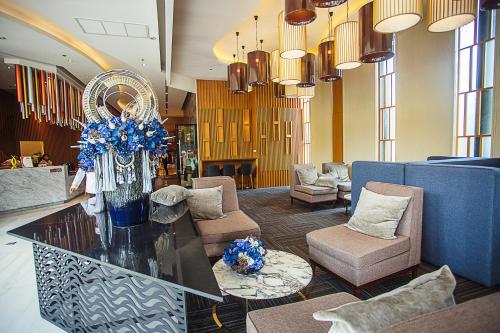 a lobby with a table with blue flowers and chairs at luxury high floor loft pool condo with 2 bedrooms in Chiang Mai