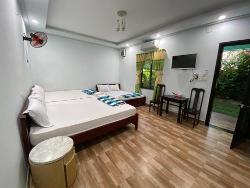 Postel nebo postele na pokoji v ubytování Nhà nghỉ Cát Đằng Hồ Tràm