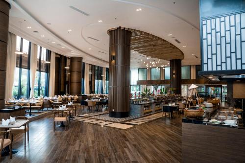 Nhà hàng/khu ăn uống khác tại Ramada Hotel & Suites by Wyndham Halong Bay View