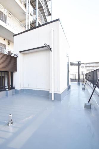 a large white building with a door in the middle at 押上ハウス in Tokyo